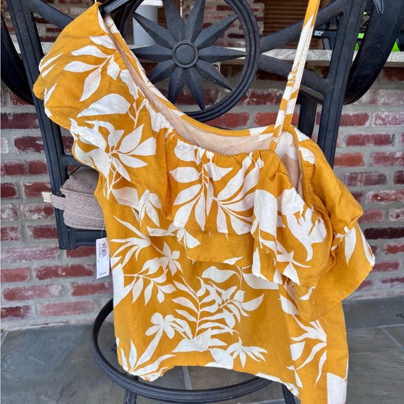 NWT One-Shoulder Floral Ruffle Top - Picture 3 of 4